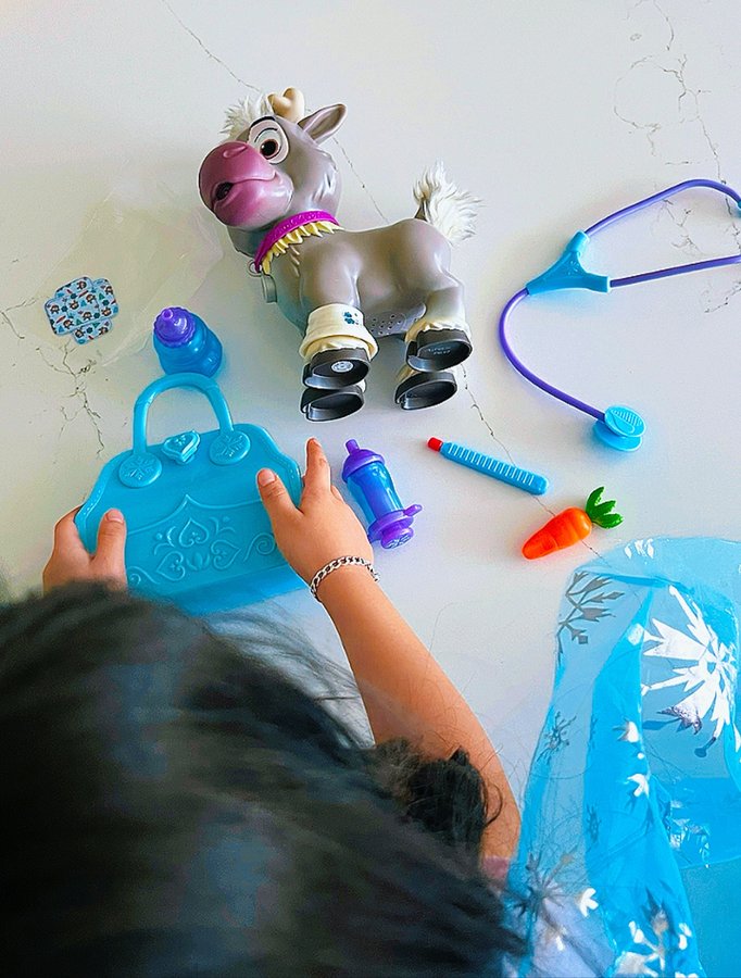 Instagram post by @__karen_blanco__ for JAKKS Pacific. Caption reads: #complimentary @jakkspacific.toys Taking care of....