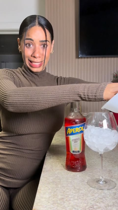 Instagram post by @genesislisbethm for Aperol Spritz. Caption reads: Un Self-care sabatino 😂

@aperolspritzmoments....