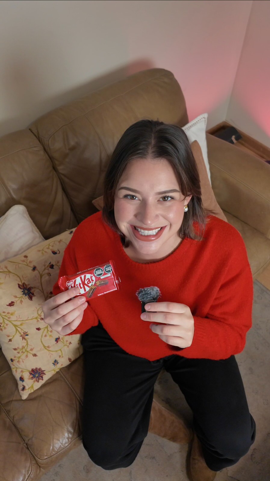 Instagram post by @isalandela for KitKat. Caption reads: SOS!! @kitkatpe salvó🍫 

Participa de la....