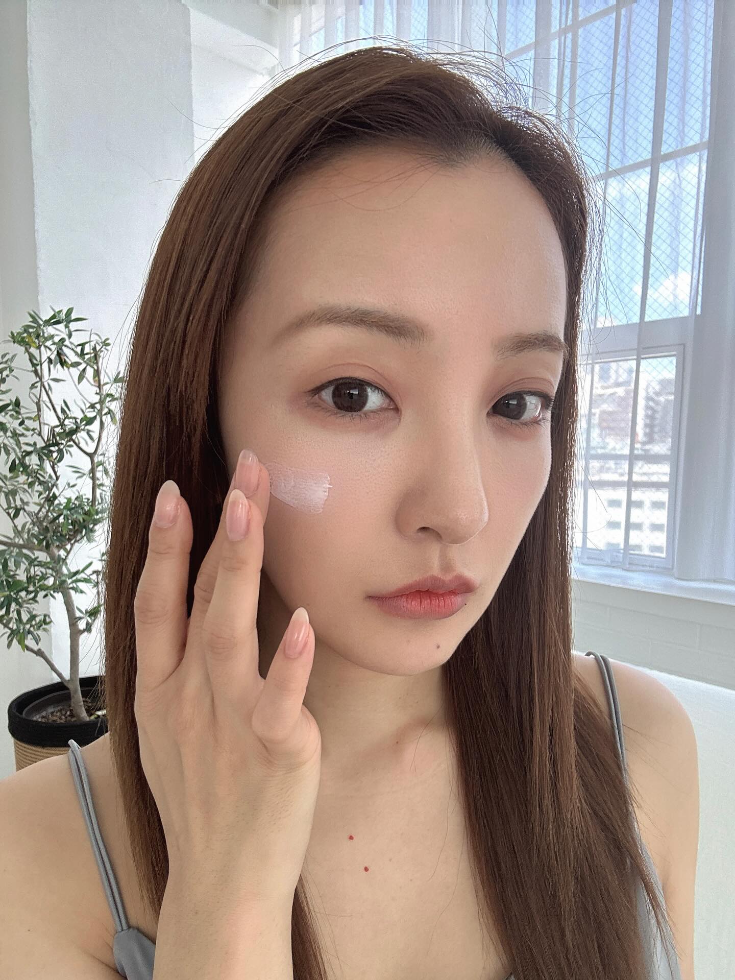 Instagram post by @tomo.i_0703 for SK-II. Caption reads: SK-IIの名品CC＆UVクリームが
リニューアルして美白シリーズのジェノプティクスに仲間入り💎
....