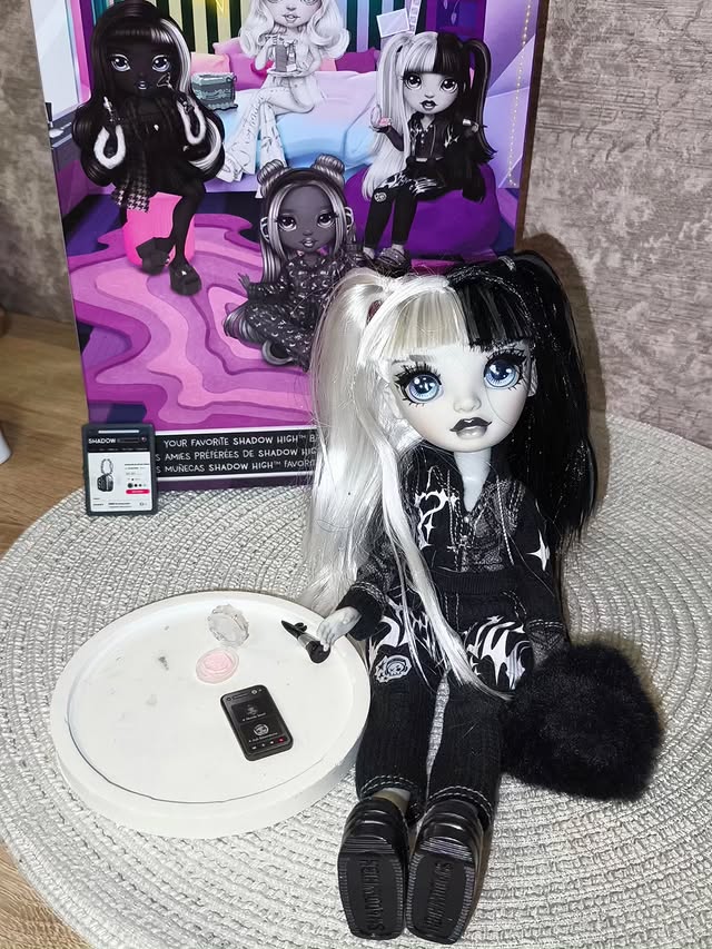 Instagram post by @makamemoir for Rainbow High. Caption reads: [...] my corner 🖤✨ @influenster....