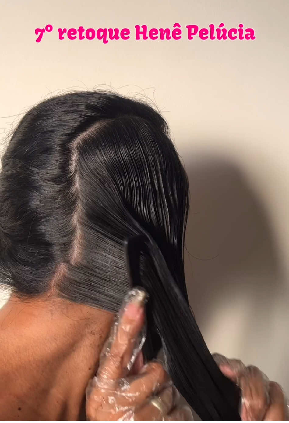 TikTok post by @indiahenezada for Embelleze. Caption reads: [...] de 10% em todo o site @Embelleze #henê....