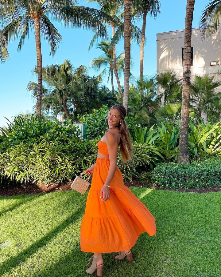 Instagram post by @parisbamberg for Fortunate One. Caption reads: [...] summa;)🍊✨ you can use code PARISB....