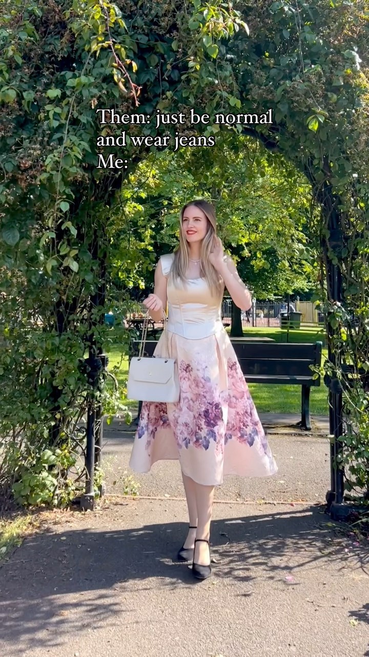 Instagram post by @lorettalotus for Selenichast. Caption reads: [...] off
Skirt* by @chicwish 
Necklace* by....