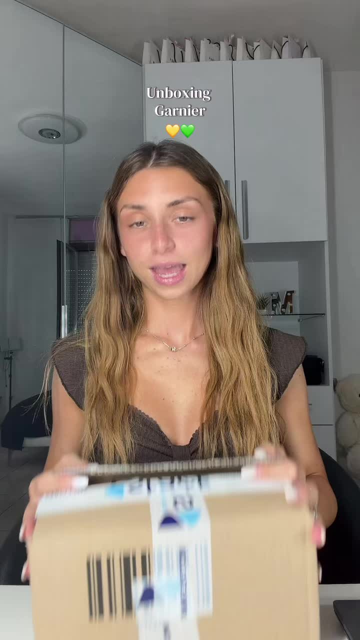 TikTok post by @martinaa.marra2 for garnieritalia. Caption reads: Unboxing Garnier💛💚 @Lorealistar @garnieritalia....