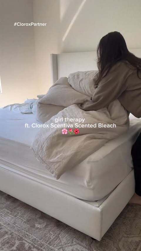 Instagram post by @mydoseofhome for Clorox. Caption reads: [...] your linens so white and crisp with @clorox....