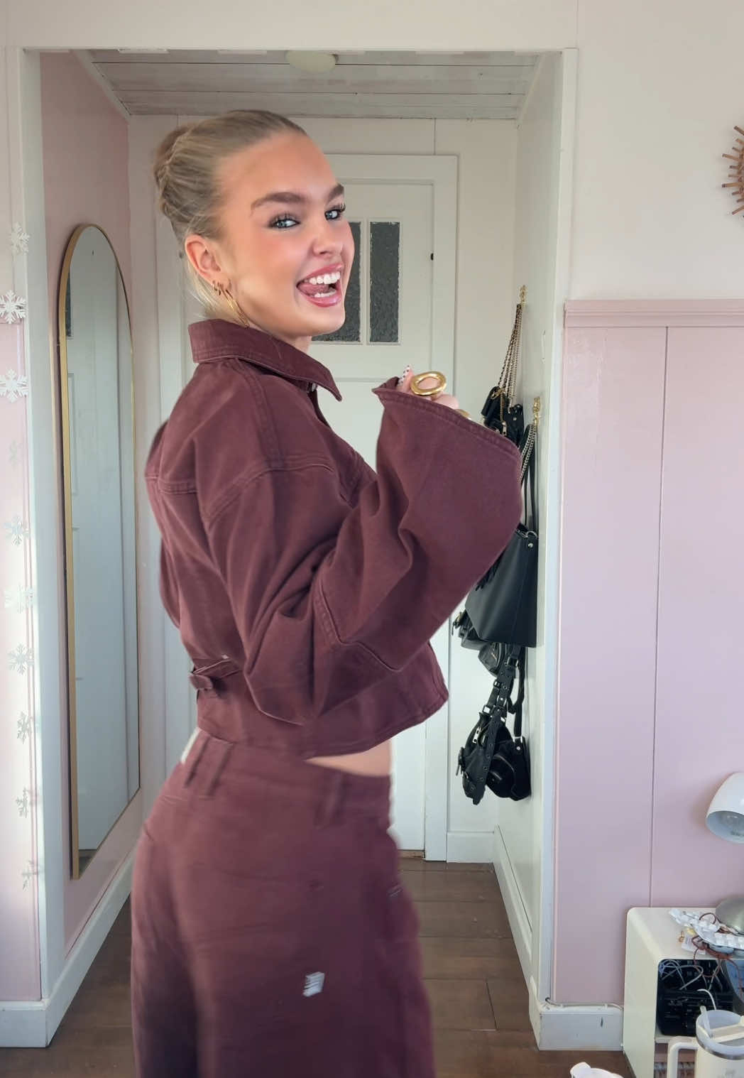 TikTok post by @ronja.rwx for SIZZ THE BRAND. Caption reads: OOTD X @SIZZ the brand 👯‍♀️👯‍♀️ #foryoupage....
