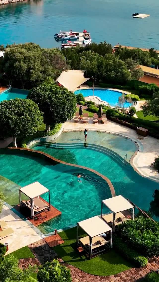 Instagram post by @best.hotels.in.turkey for Mandarin Oriental. Caption reads: [...] turquoise waters of Paradise Bay, Mandarin....