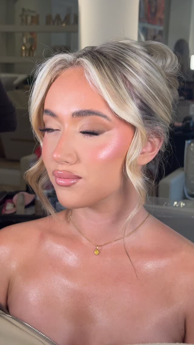 Instagram post by @lucyconlanmakeup for Doll Beauty. Caption reads: brb creating the most dreamyy autumnal glam 😭✨🍂
....