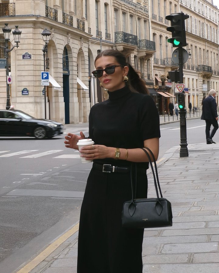 Instagram post by an influencer for FLEURON. Caption reads: Office siren look 🖤 @fleuron.paris Publicité.