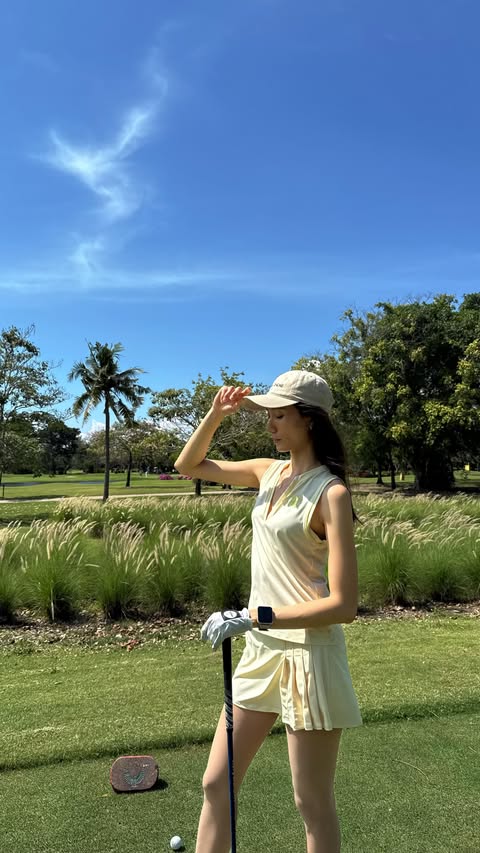 Instagram post by @hongyorkgin for Garmin. Caption reads: [...] control of every round and every day. Garmin....