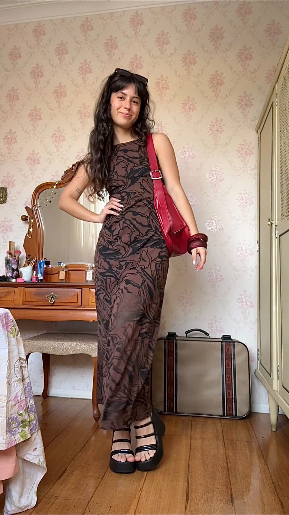 Instagram post by @emanuellemge for Melissa. Caption reads: Tudo de brechó + plataforma @melissaoficial....