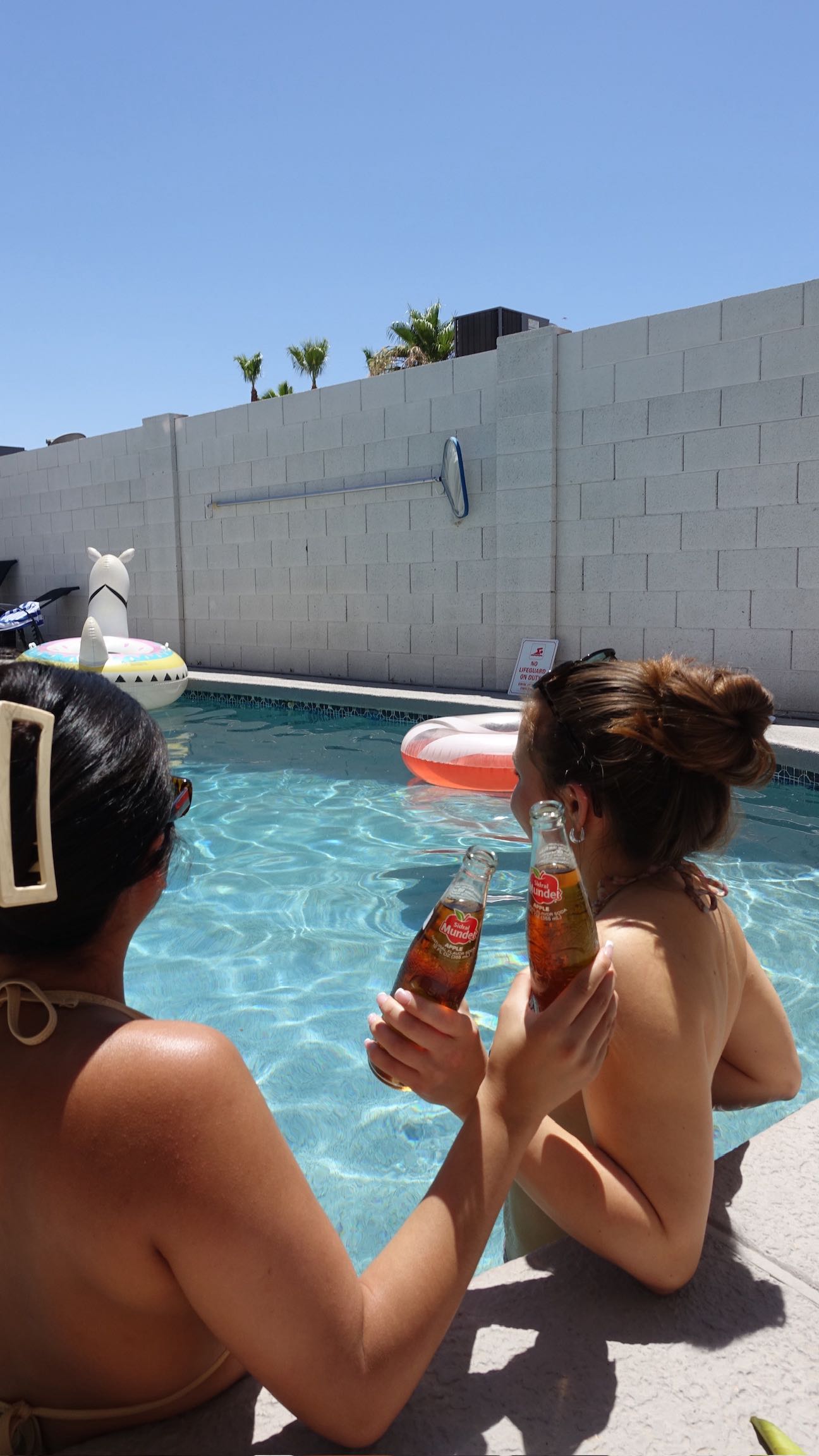 Instagram post by @isabellapiete for 98Strong. Caption reads: Arizona heat’s no joke… good thing Sidral Mundet’s....