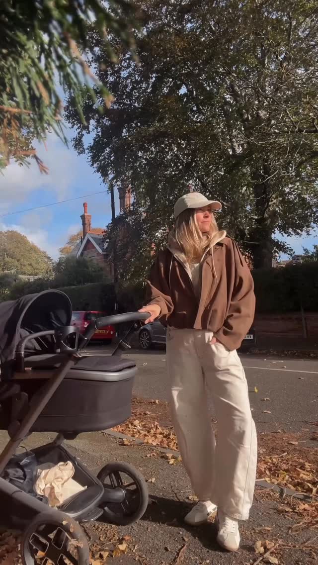 Instagram post by @catmeffan for Maxi-Cosi. Caption reads: [...] link my outfit in stories. ✌🏼....