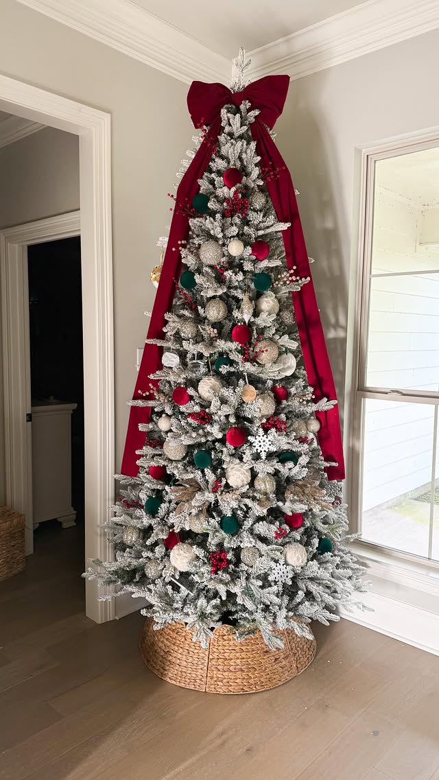 Instagram post by @lezliebrooks for King of Christmas. Caption reads: My favorite thing about our @kingofchristmas tree....