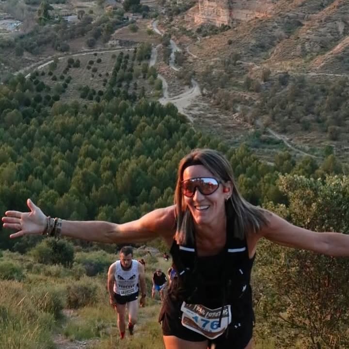 Instagram post by @sheilahospitalgomez for Shokz. Caption reads: 💥𝘌𝘴𝘵𝘰 𝘵𝘦 𝘥𝘢 𝘶𝘯 𝘤𝘩𝘶𝘵𝘦 𝘥𝘦....
