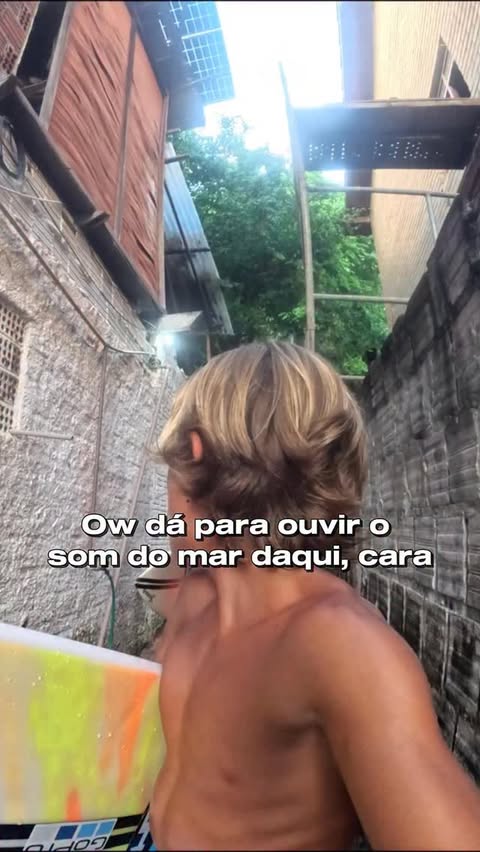 Instagram post by @lemiska_twins for GoPro. Caption reads: [...] ouviu o som das ondas? . PATROCÍNIOS:....