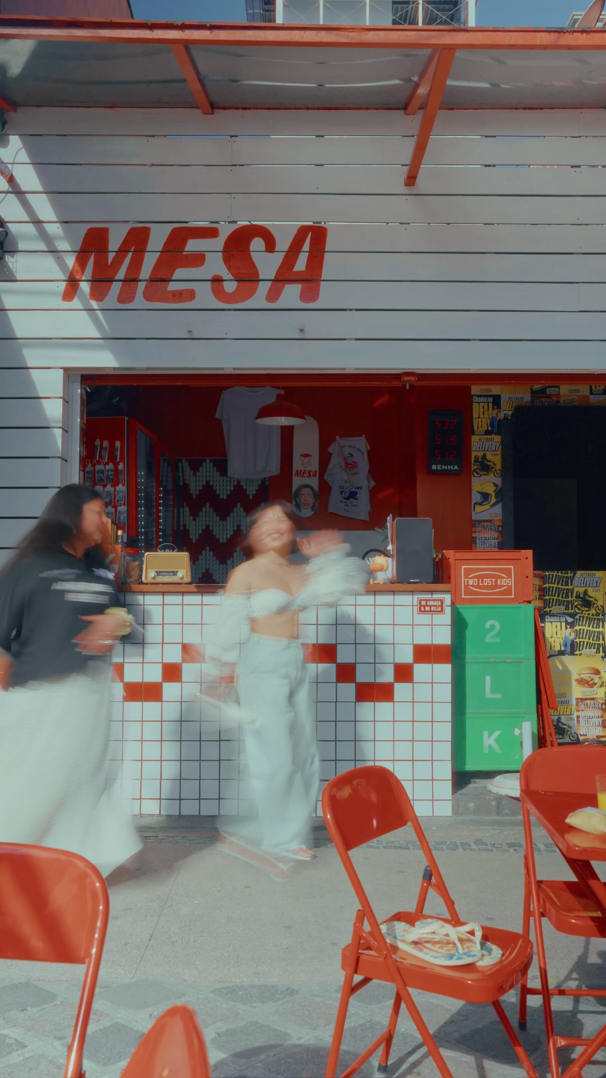 Instagram post by @twolostkids for Havaianas. Caption reads: Boteco, ginga e Havaianas.
Três jeitos de dizer....