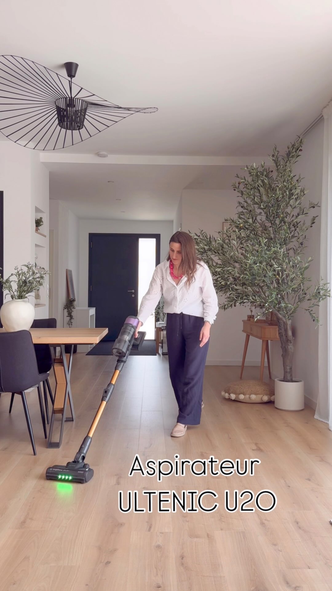 Instagram post by @ophelie__home for Ultenic. Caption reads: 🧹 Aspirateur balai sans fil Ultenic U20

🎁 Offre....