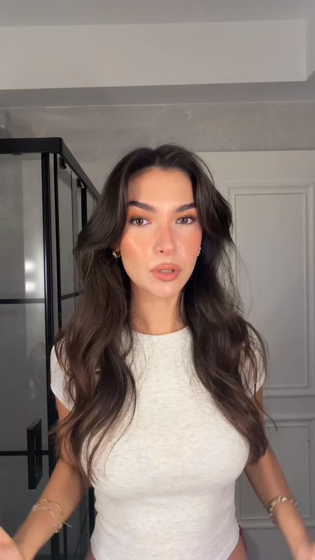 Instagram post by @denizesensu for Bobbi Brown Cosmetics. Caption reads: Koltuktan makyaj yapıcam diye fırladım....