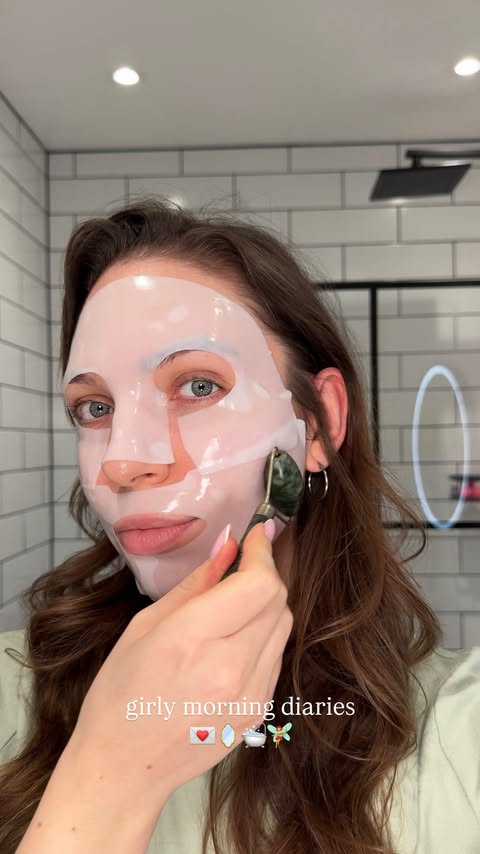 Instagram post by an influencer for Gisou. Caption reads: [...] diaries 💌🪞🛁🧚‍♀️ products: @gisou shampoo....