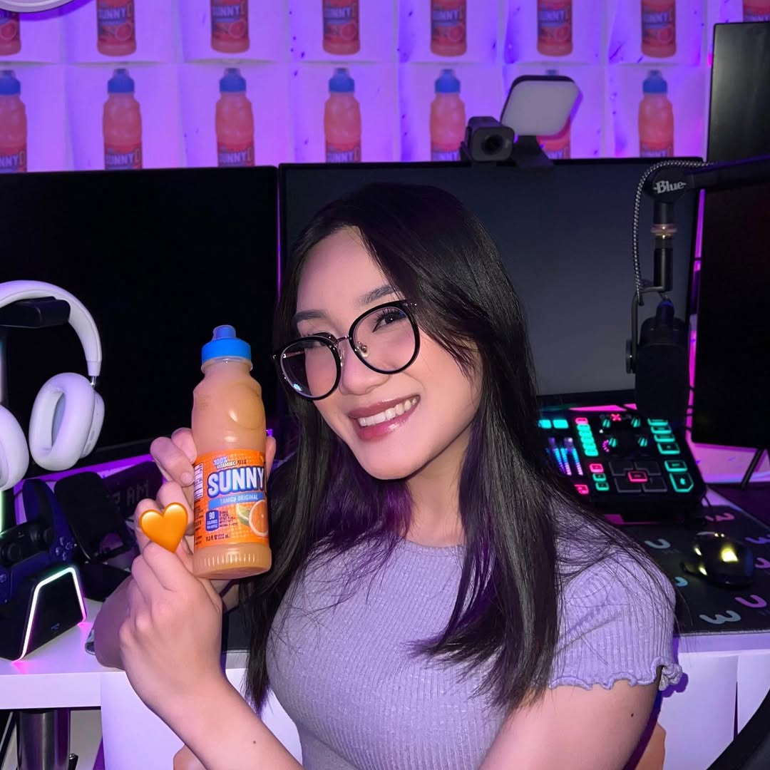Instagram post by an influencer for SUNNYD. Caption reads: [...] your camera roll me: lol ok @sunnydofficial.
