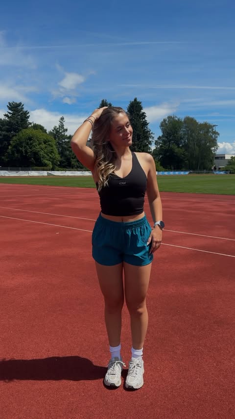 Instagram post by @leoniee.carmen for ICANIWILL. Caption reads: [...] 10% extra with LEONIEECARMEN10 #iciw....
