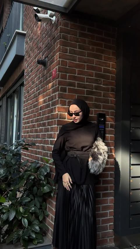 Instagram post by @azrakose.x for Touche Prive. Caption reads: Full siyah olma işini sevdim🖤
....