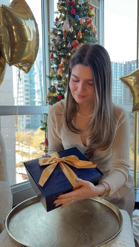 Instagram post by @sweetportfolio for Ghirardelli. Caption reads: [...] the perfect holiday present?💚🍫
....