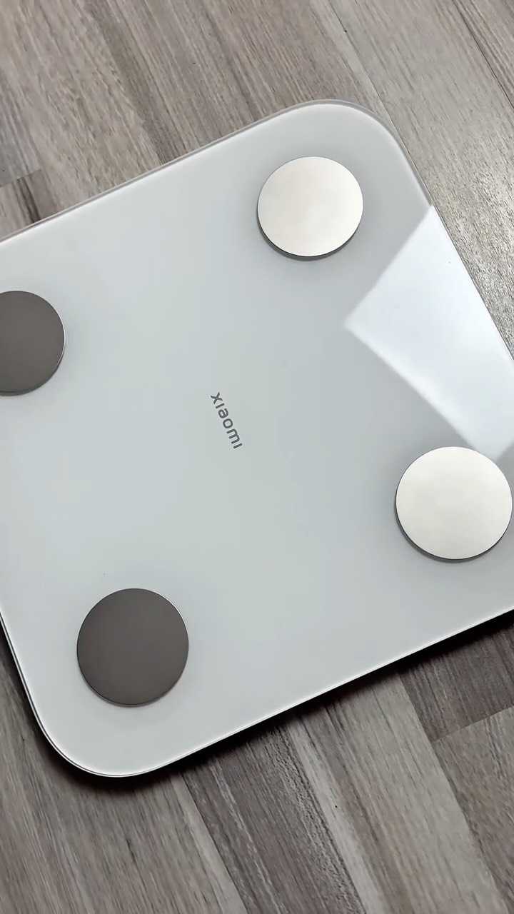 Instagram post by @nellyapeta for Xiaomi Czech. Caption reads: Věděli jste, že Xiaomi nemá jen telefony a....