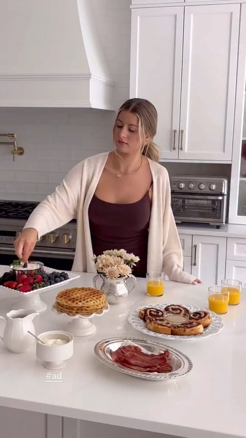 Instagram post by @sidneymarieduke for Cuisinart. Caption reads: [...] a cozy brunch moment with my favorite....