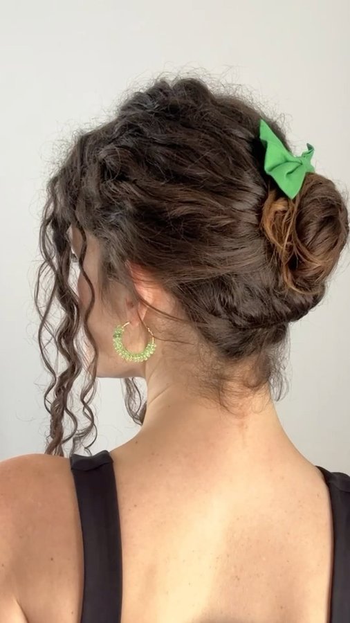 Instagram post by @the.curly.carr for Fiona Franchimon. Caption reads: [...] by @eco.pearls #gifted Hair pin by....