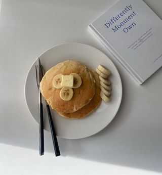 Instagram post by @megu_cafe_02 for FIKA. Caption reads: 韓国調理器具のFIKAの29cmの大容量のフライパン

ホットケーキを綺麗に作りたい人は絶対テフロン....