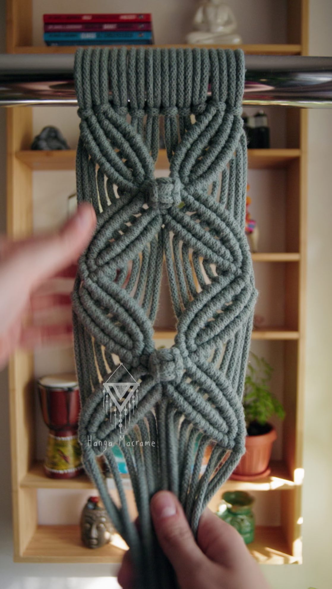 Instagram post by @hanga.macrame for Bobbiny. Caption reads: Learn how to create this stunning macrame pattern,....