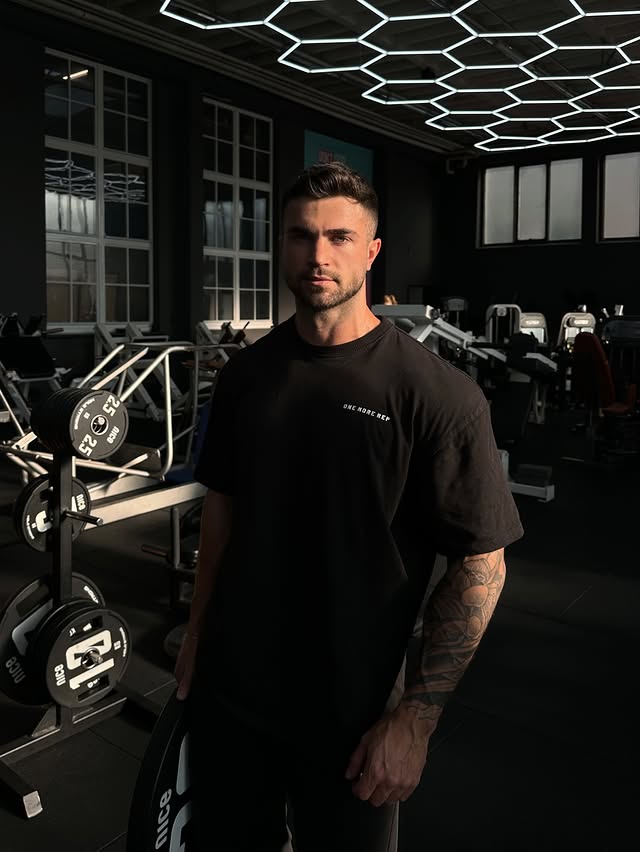 Instagram post by @nickgvm for boohooMAN. Caption reads: [...] heavy, eat heavy

Komplettes outfit....