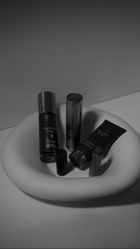 Instagram post by @melisekrem for Augustinus Bader. Caption reads: [...] & makeup favourites ✨ find the....