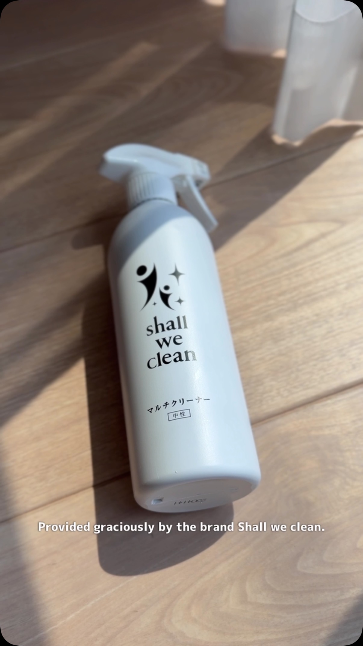 Instagram post by @gerorin_house for Shall we clean. Caption reads: 👹💡✨
＊
＊
こんばんは😌
お気に入りのペンダントライト
毎日見上げては癒されていたのですが....