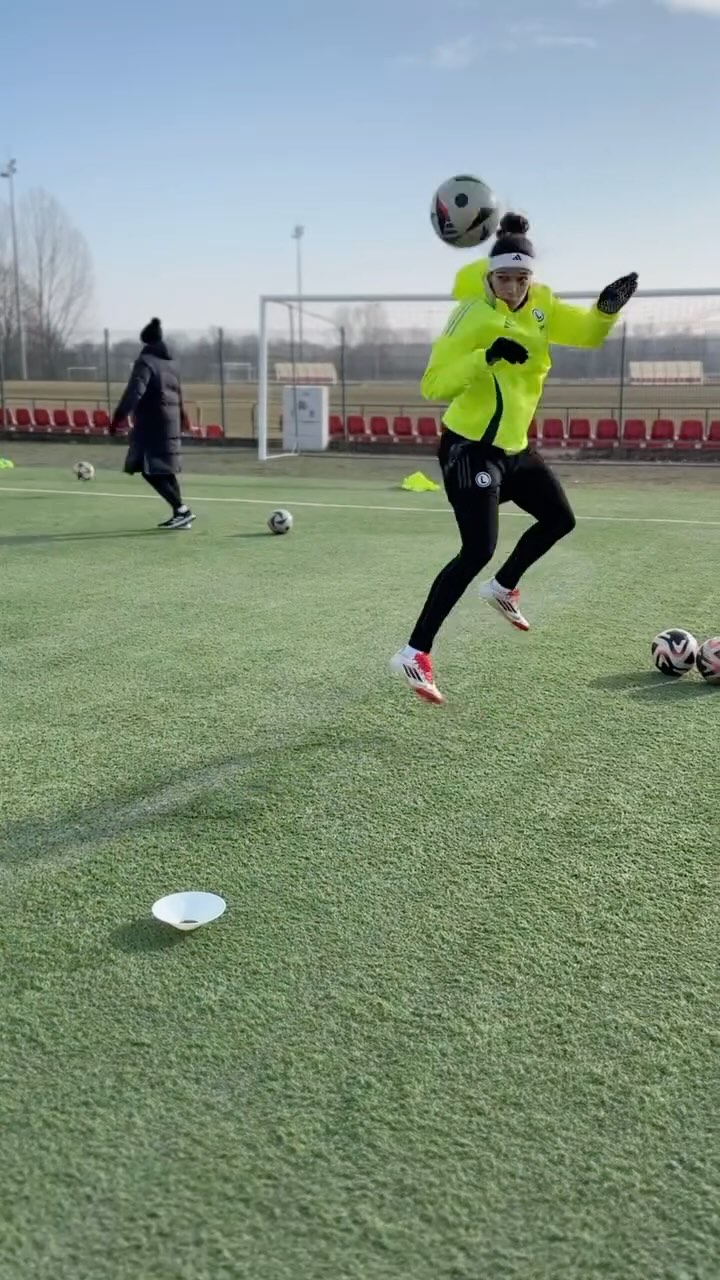 Instagram post by @amanda.moura.pietrzak for R-GOL. Caption reads: Happy doing what I love 🤍⚽️

@r_gol_football....