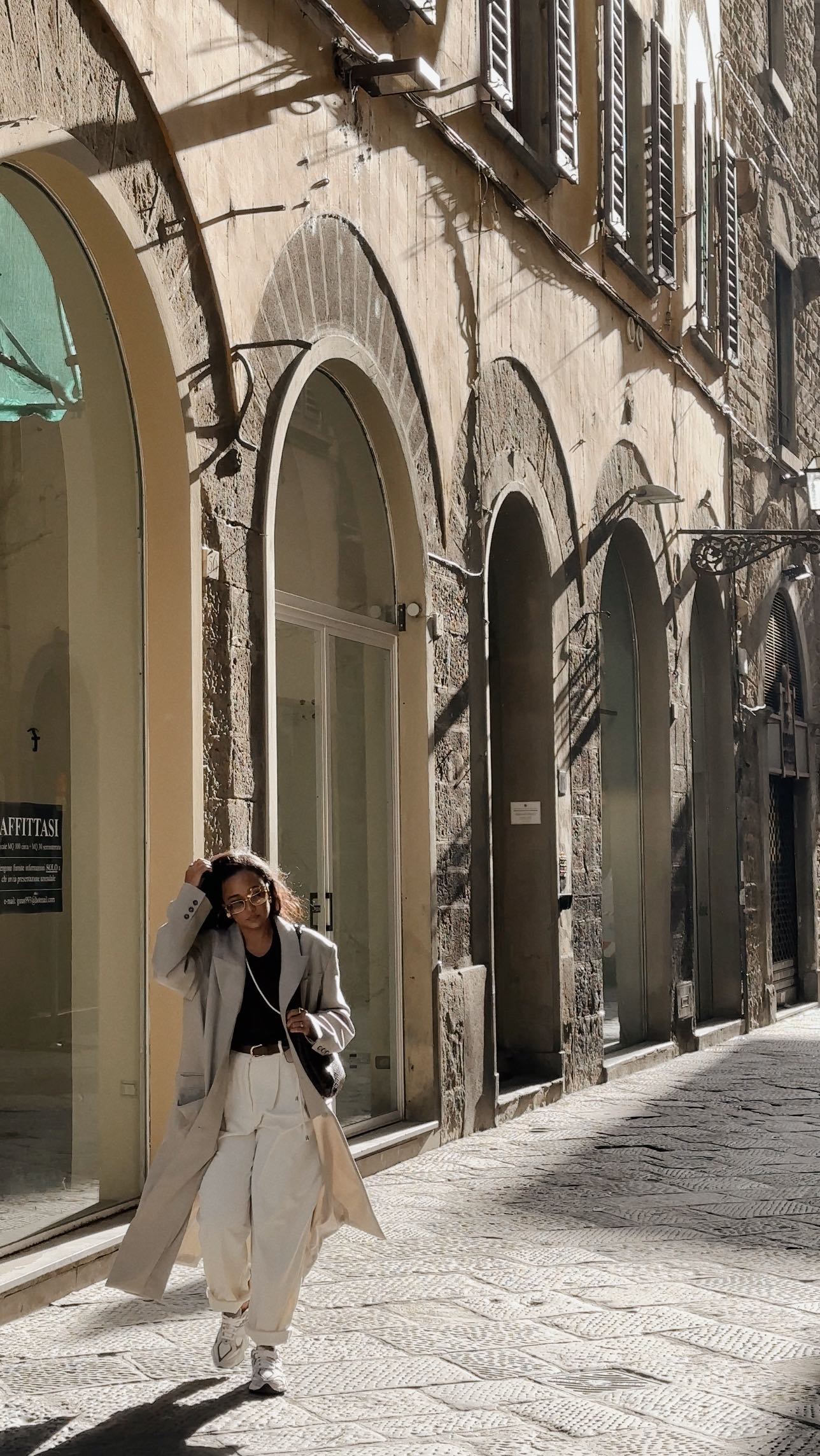 Instagram post by @mspaulabee for EssilorLuxottica. Caption reads: [...] romanticizing  my life ✨

Sunnies:....