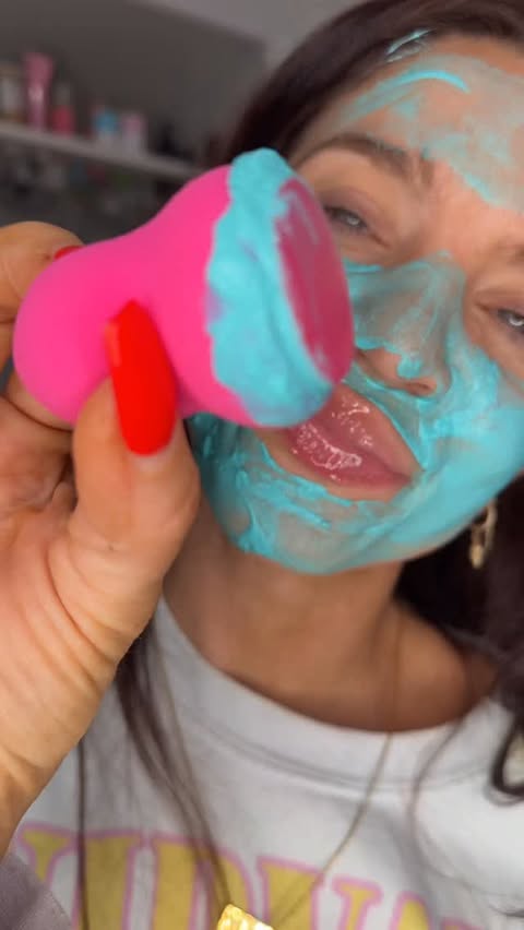 Instagram post by @makeupmolly for Freeman Beauty. Caption reads: pore clearing 🫧💦

@freemanbeauty 

#freemanmask....