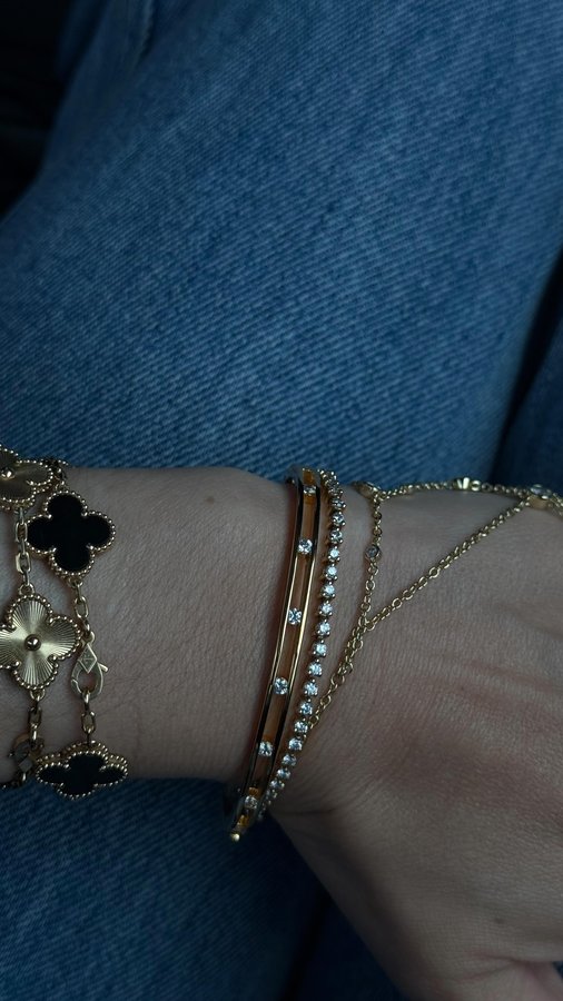 Instagram post by @kay_caputo for Caitlyn Minimalist. Caption reads: Summer jewelry stacks that are affordable AND....