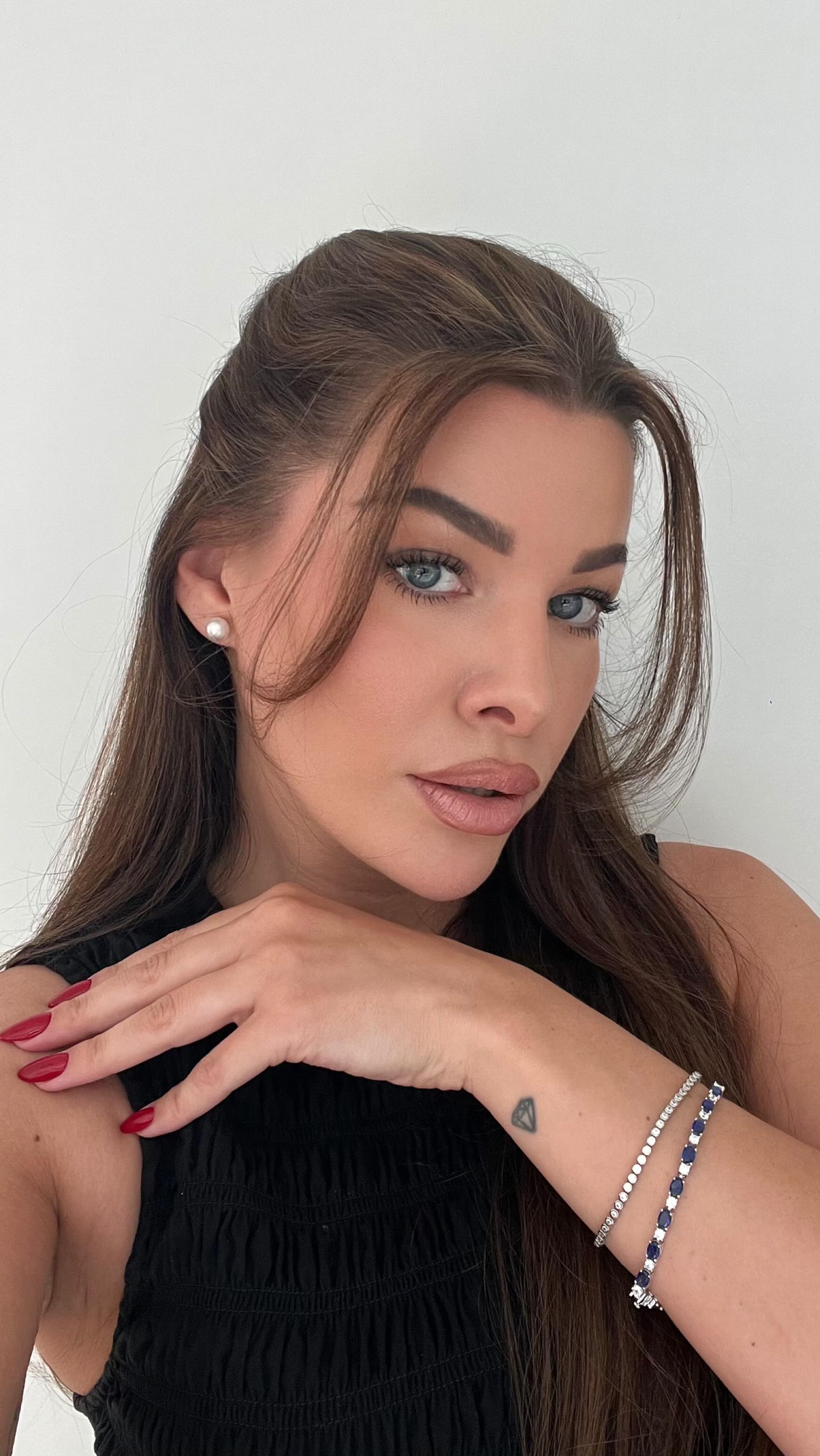 Instagram post by @alinadelaluna for Fanci.me. Caption reads: When glitter is your favorite colour ✨ @fancimenyc....