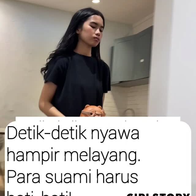 Instagram post by @girlstorychat for Tokopedia. Caption reads: Bapak-bapak harap berhati-hati ya abis bikin....
