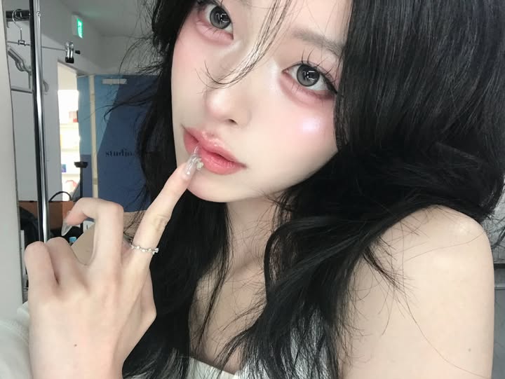 Instagram post by @na._.ko00 for Queen Eyes. Caption reads: LARMEの水光カラコン🫧 透明感溢れる寒色ブラウンの色味が馴染みよすぎる！！....