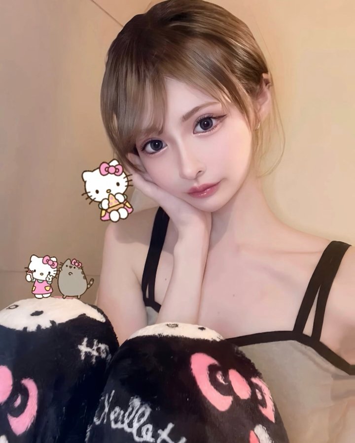 Instagram post by @momoangel_8 for Funny Elves. Caption reads: funnyelvesのパウダー、毛穴も消えるし汗にも強くてこれから夏に向けて必須🌻💛 [...].