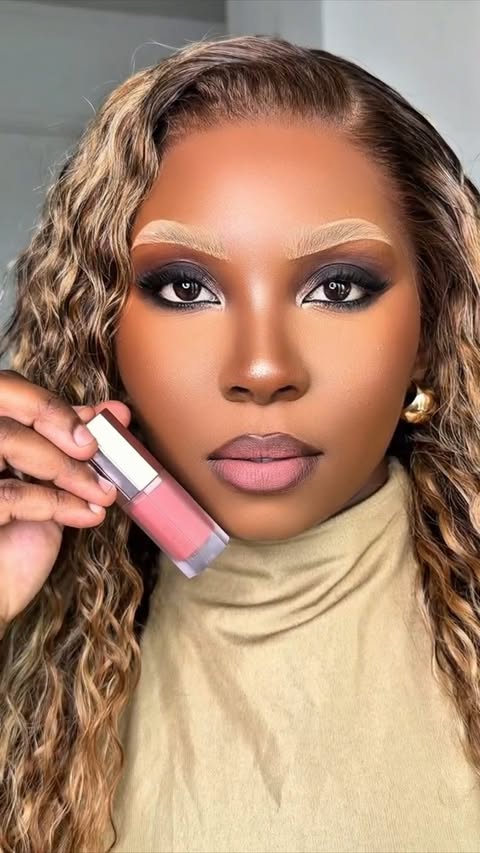 Instagram post by @mae_adn_ for Beauty Crew. Caption reads: LIP IDÔLE CUDDLE BLUR 21 LIP IDÔLE CUDDLE BLUR 90....