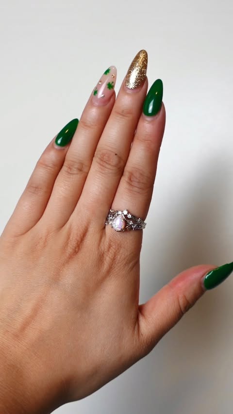 Instagram post by @fit.by.robyn for Mollyjewelryus. Caption reads: [...] my pear-shaped pink ring from....