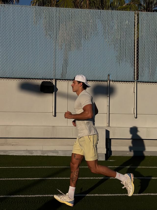 Instagram post by @stevenkelly for Vuori. Caption reads: [...] sessions are back in full force w/....