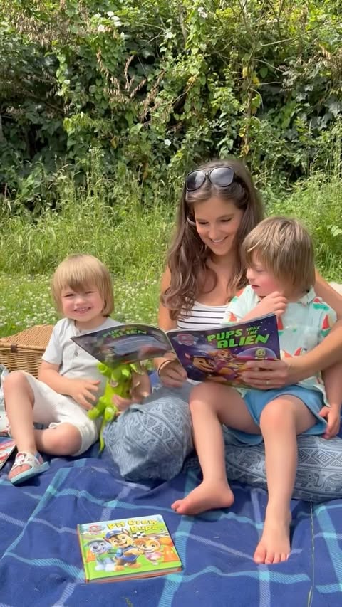 Instagram post by @mel_johnnyand_jaxon for Farshore Books. Caption reads: [...] you’ve got some fun summer reading!....