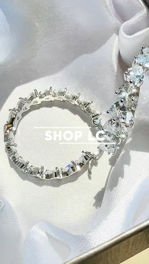 Instagram post by @thebestfacebeautyblog for Shop LC. Caption reads: [...] the light perfectly from all sides!....